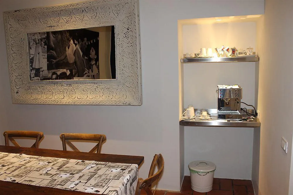 5 Rooms Apartment For 7 People Near Coloseum Rome 2*,