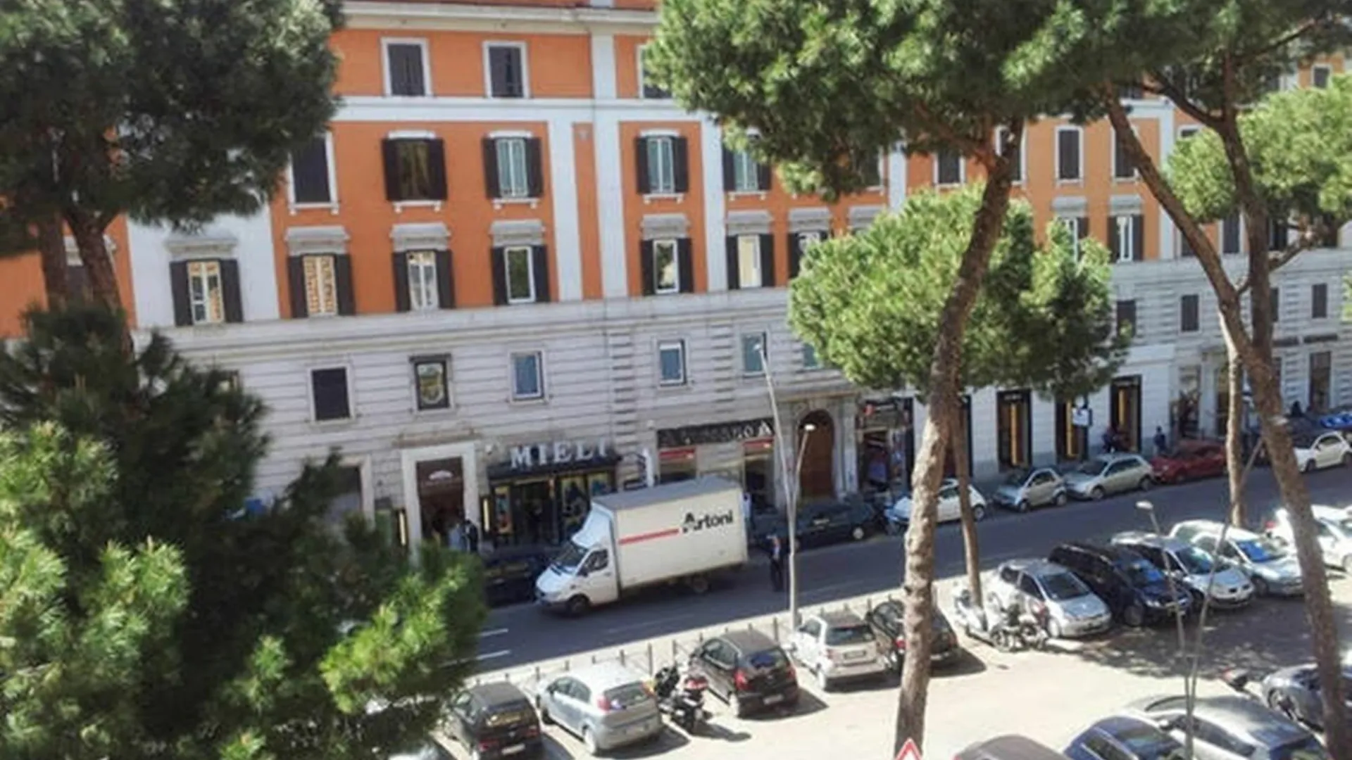 5 Rooms Apartment For 7 People Near Coloseum Rome 2*,